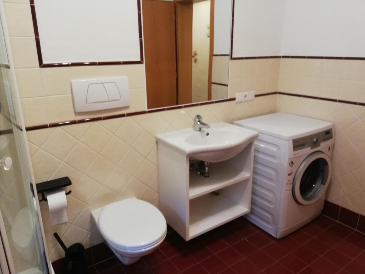 Haus Moeltner - Apartment Aviam Caldaro Luaran gambar